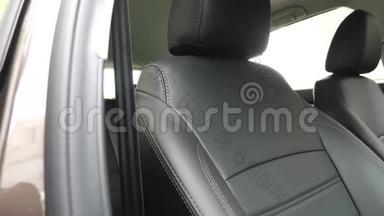 时尚的黑色皮革<strong>座椅</strong>在车上。 漂亮的皮车内饰设计。 汽车里的豪华皮革<strong>座椅</strong>。